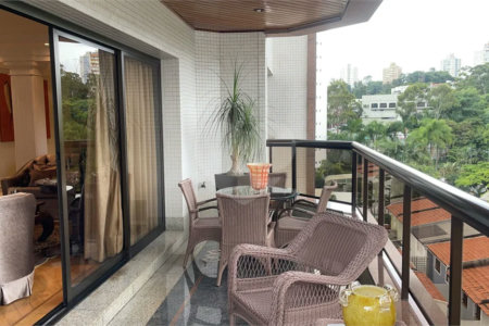 Apartamento com terraço 385m² 03 dormitórios sendo 2 suítes 5 vagas..Estuda Permuta.