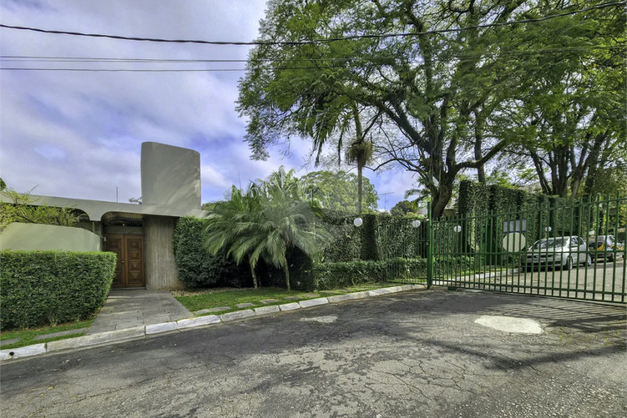 CASA EM RUA FECHADA NA REGIÃO DO MORUMBI / REGIÃO DO CLUBE PAINEIRAS