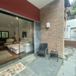 Casa em condomínio com 3 dormitórios, 01 suíte, garagem para 06 carros, área gourmet, piscina.