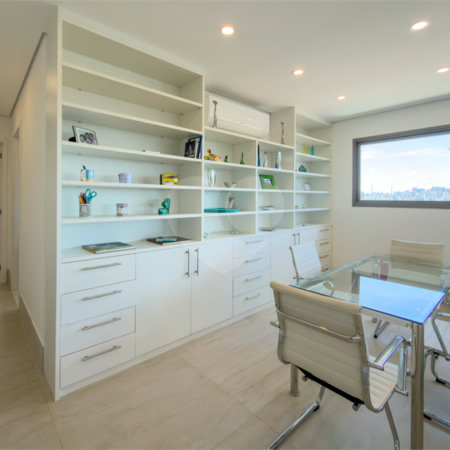 Apartamento de 03 dormitórios sendo 02 suítes com 02 vagas de garagem.