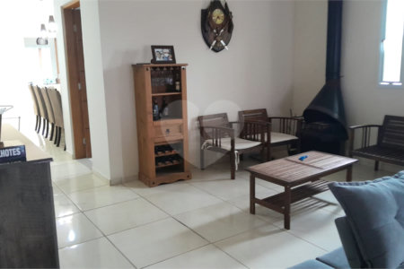 Chácara em Área Rural de Piracaia, com casa principal + 4 kitnets alugadas, excelente localização
