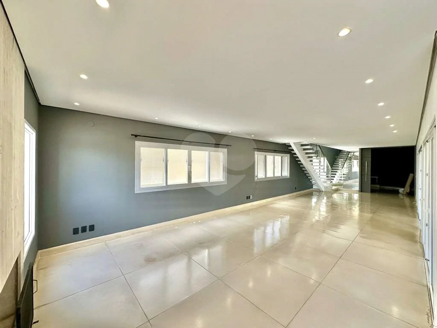 Casa em condomínio Impecável, 4 dorms / 2 suítes, varanda gourmet, piscina, 3 lareiras