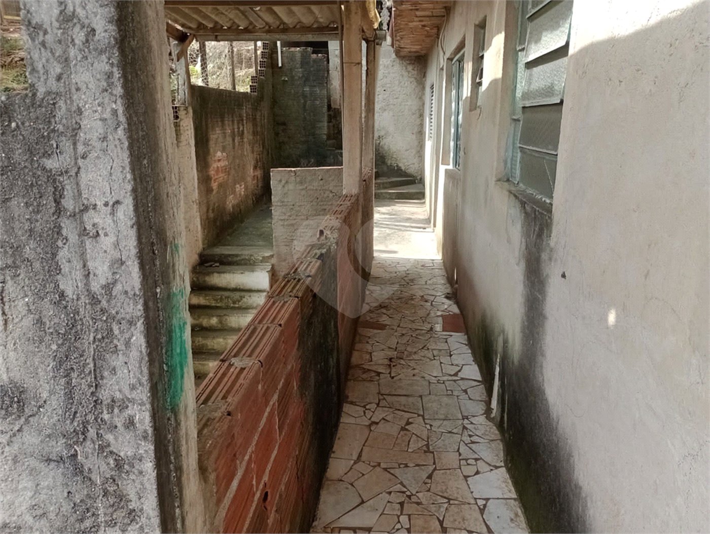 Terreno com 6 casas em 293m² de área total.