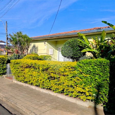 Casa Térrea Charmosa e Espaçosa na Vila Prado: Conforto, Praticidade e Próxima ao Centro!