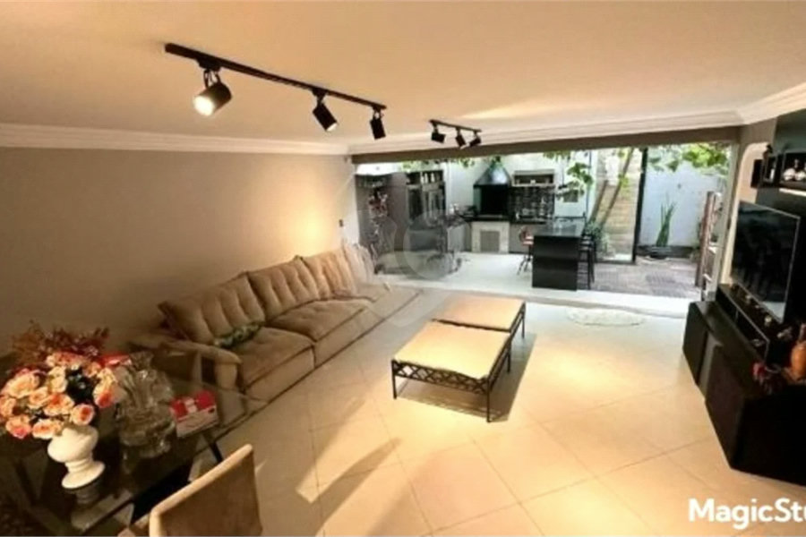 Casa com 400m², 4 dormitórios, sendo 3 suítes, 5 vagas de garagem, à venda na Vila Prudente.