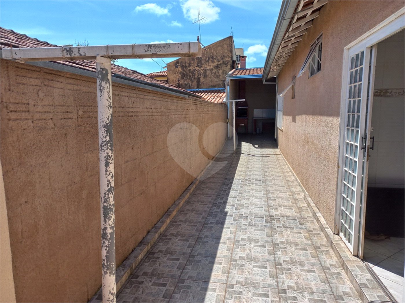 Casa térrea com 3 dormitórios, sendo 1 suíte.