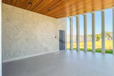 Indaiatuba - Condominio Villa Sapezal - 318 m² de Terreno - 230 m² de Área Construída - 3 suítes, sendo 1 Master com closet planejado - Sala de TV - Sala de estar integrada à Sala de jantar - Cozinha com móveis planejados - Despensa - Escritório planejado - Lavabo - Piscina com preparação para aquec