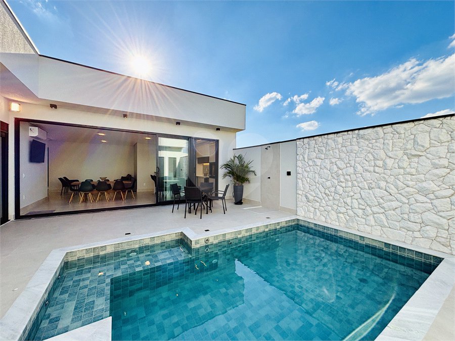 Indaiatuba - Sp - Condominio Maria Candida - R$ 2.250.000,00 - 3 suítes, sendo 1 master com closet e banheiro com duas cubas e dois chuveiros - Escritório - Piscina em Alvenaria aquecida e Hidro com Iluminação - Ar Condicionado instalado em todos os quartos, escritorio, sala e area gourmet