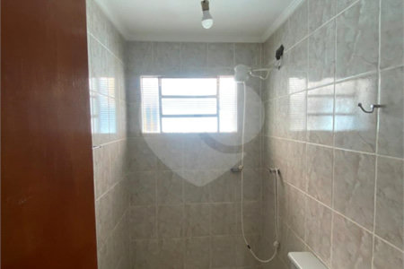 Casa Térrea com 3 dormitórios, sendo 2 suítes.