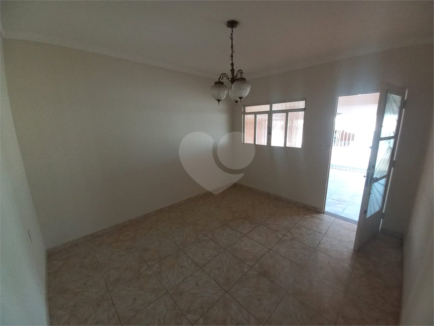 Casa térrea com 2 dormitórios.