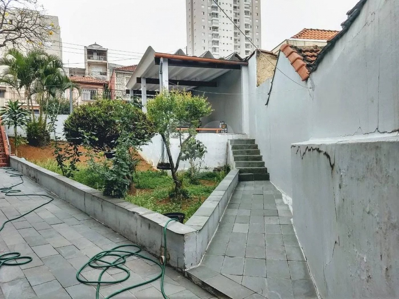CASA TÉRREA À VENDA NA MOOCA - COM PORTEIRA FECHADA.