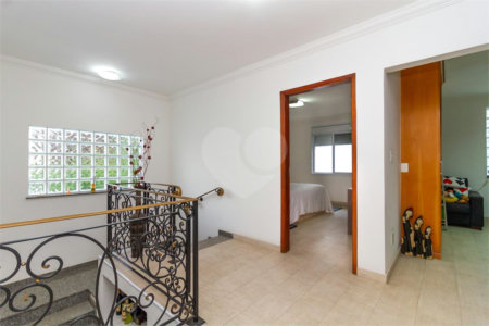 Casa Sobrado à venda com 342 m², 3 dormitórios, sendo 2 suítes, 4 vagas na Vila Mariana - São Paulo.