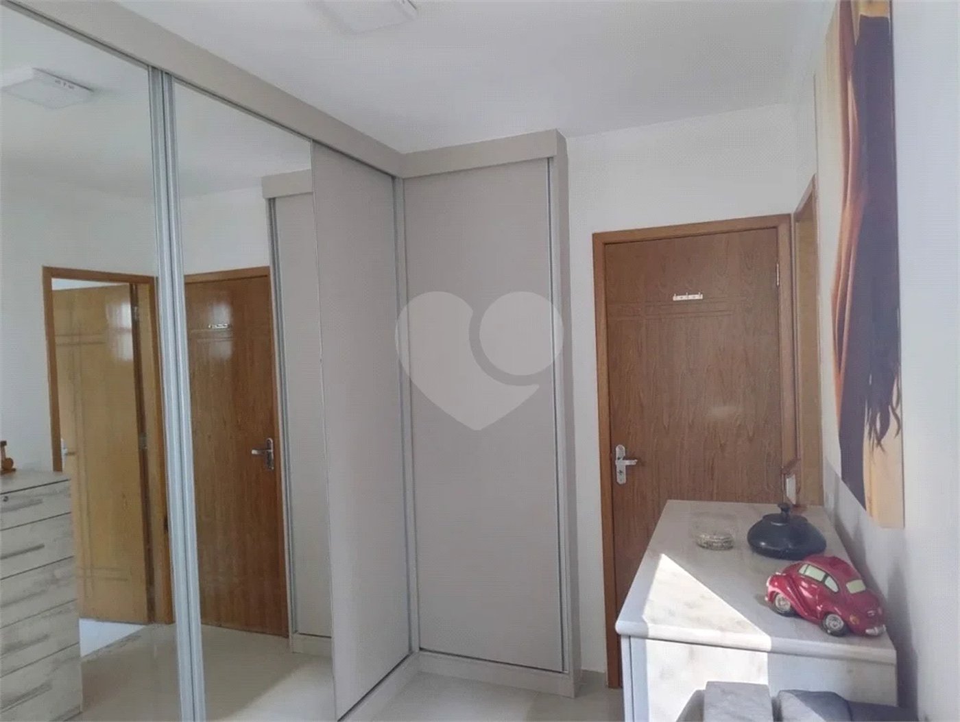 Vende-se Sobrado com 2 Suítes em Condomínio Fechado – Vila Ré