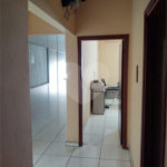 Casa térrea com 2 dormitórios, sendo 1 suíte.