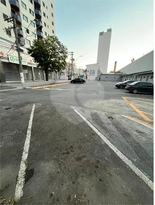 Imóvel comercial de 149 m² em Rudge Ramos, com pé-direito de 6 m, 3 vagas e localização estratégica. Excelente opção para investidores e negócios.