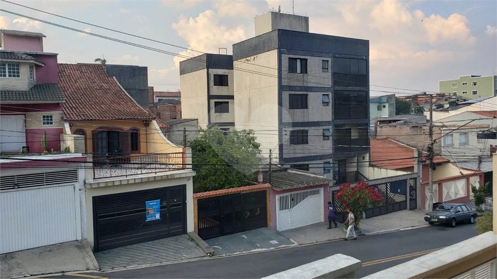 Sobrado novo com 3 suítes, 4 vagas, espaço gourmet com churrasqueira, jardim de inverno e acabamento premium. Conforto, modernidade e sofisticação.