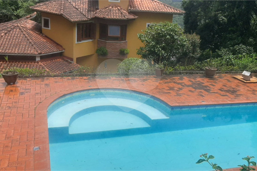 Casa à venda com 5 quartos, sendo 4 suítes, no condomínio Alpes da Cantareira, Mairiporã - SP
