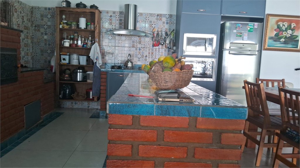 Casa à venda com 5 quartos, sendo 1 suíte, no condomínio Village da Serra, Araçoiaba da Serra - SP