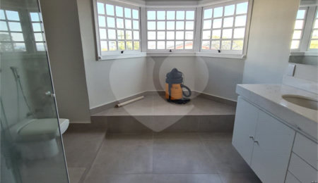 Casa à venda com 3 suítes no condomínio Estância Marambaia, Vinhedo - SP