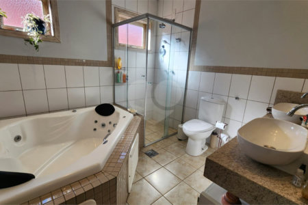 Casa à venda com 4 quartos, sendo 2 suítes, no condomínio Residencial Jardim Primavera, Louveira - SP