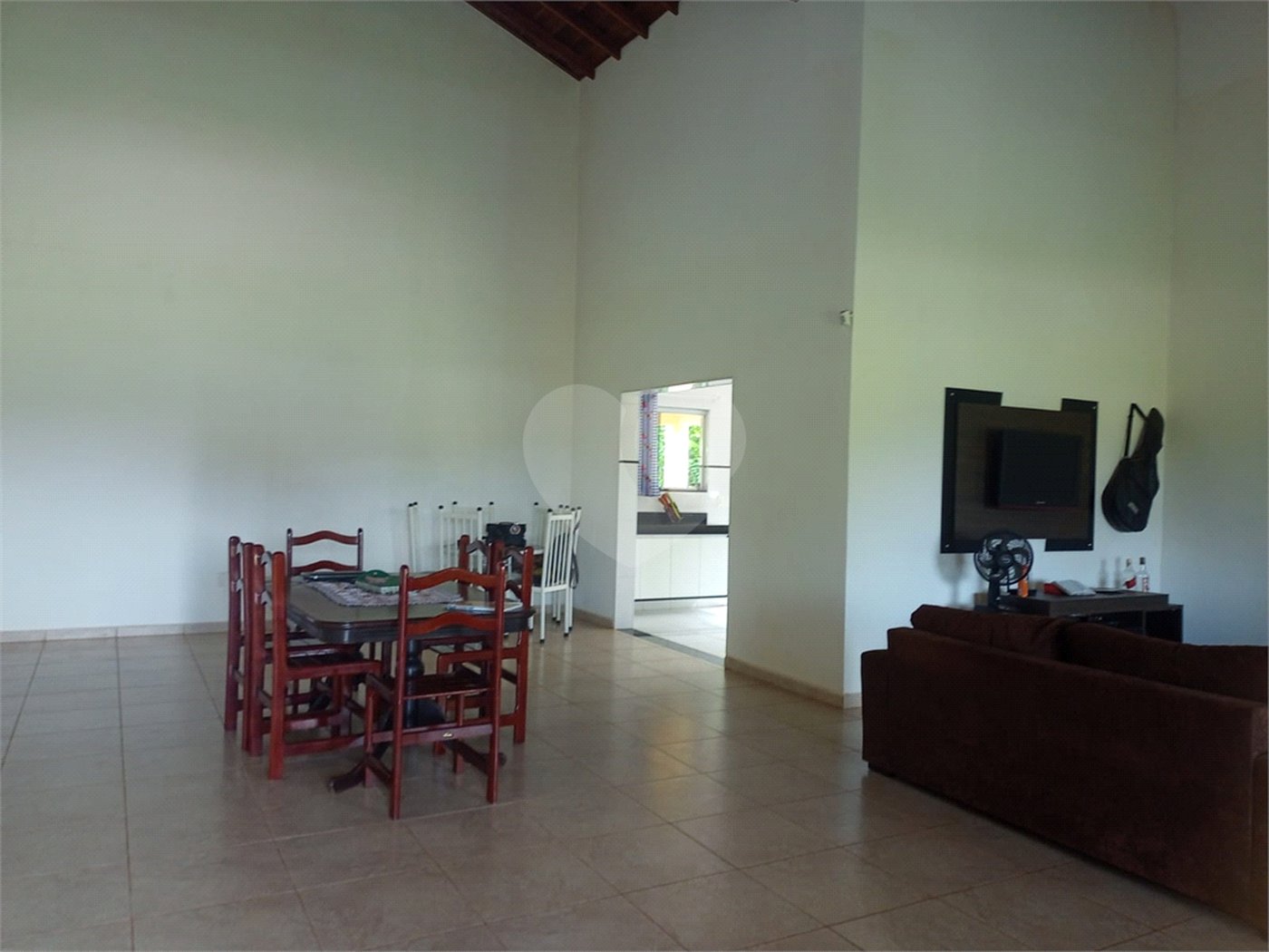 Casa à venda com 4 quartos, sendo 1 suíte,  no condomínio Village da Serra, Araçoiaba da Serra - SP