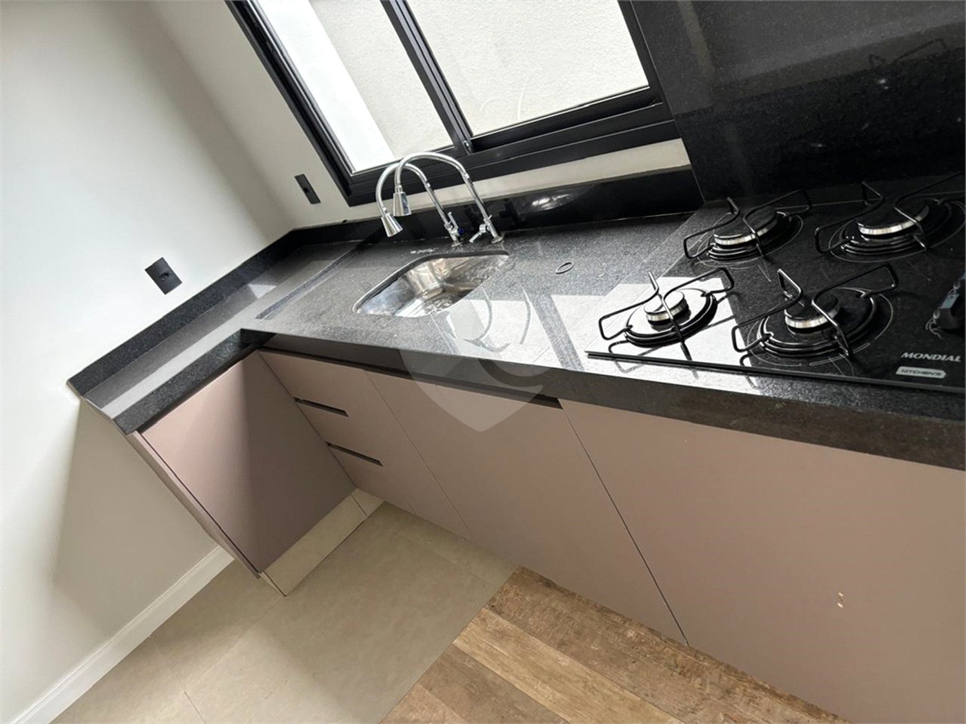 Casa à venda com 4 suítes no condomínio Residencial Costa das Areias, Salto - SP