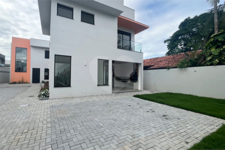 Casa à venda com 3 suítes no condomínio Village Itaguaçu, Atibaia - SP