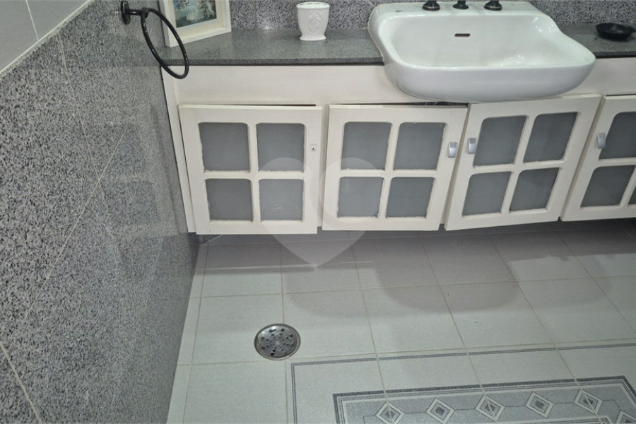 Casa à venda com 4 quartos, sendo 3 suítes, no condomínio Chácara das Rosas, São Paulo - SP