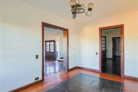 Sobrado à venda com 3 quartos, sendo 1 suíte,  em Jardim Leonor, São Paulo, SP