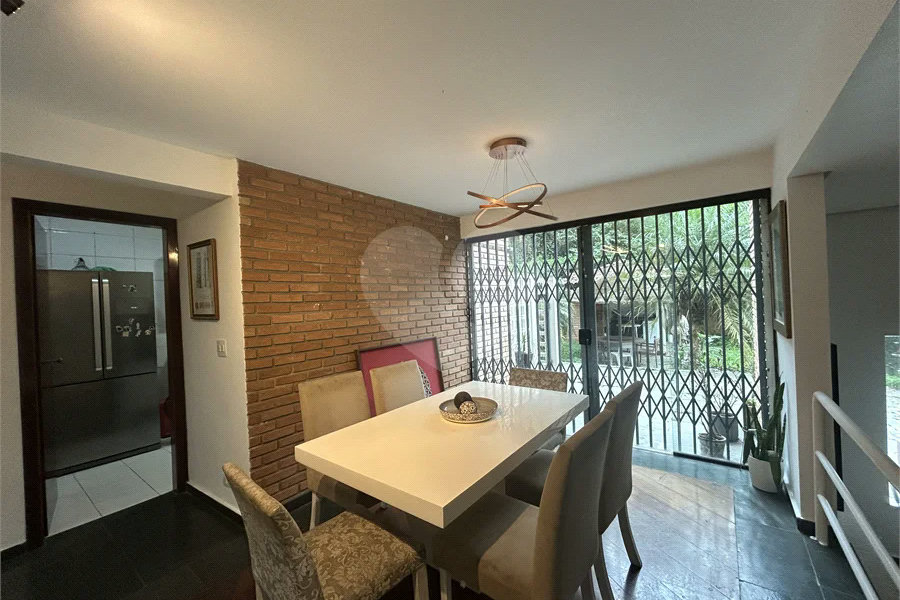 Casa em condomínio com 3 dormitórios, 01 suíte, garagem para 06 carros, área gourmet, piscina.