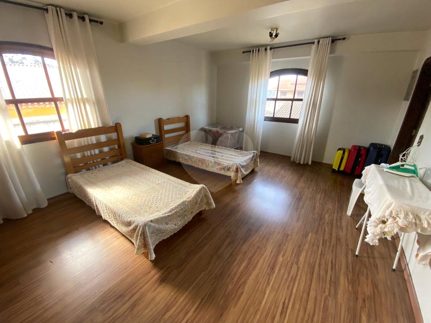 Casa à venda com 5 quartos, sendo 4 suítes, no condomínio Vilarejo Estoril, Mairiporã - SP
