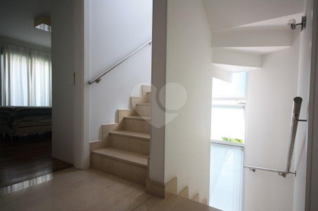 Casa à venda com 4 quartos, sendo 2 suítes, no condomínio Melbourne Residence, São Paulo - SP