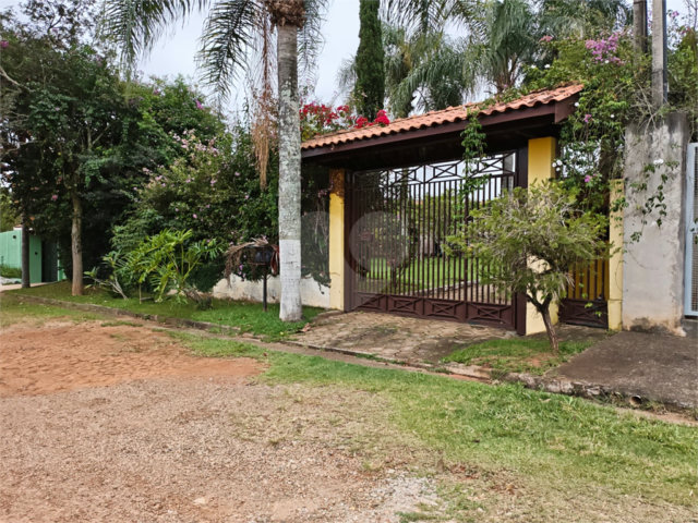 Casa à venda com 4 quartos, sendo 2 suítes,  em Country Residencial Felix, Bom Jesus dos Perdões, SP