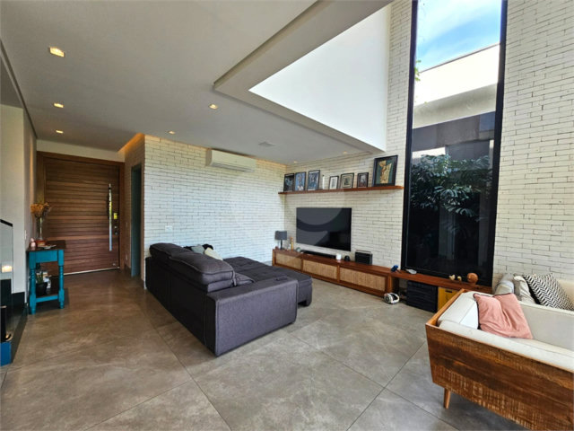 Casa à venda com 4 suítes no condomínio Residencial Itahyê, Santana de Parnaíba - SP