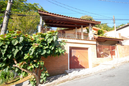 Sobrado à venda com 4 quartos, sendo 1 suíte,  em Vila Aguiar, São Roque, SP