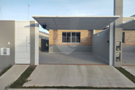 Casa em Atibaia com 3 suítes, 2 vagas garagem, quintal gramado nos fundos, pronta para morar, aceita financiamento