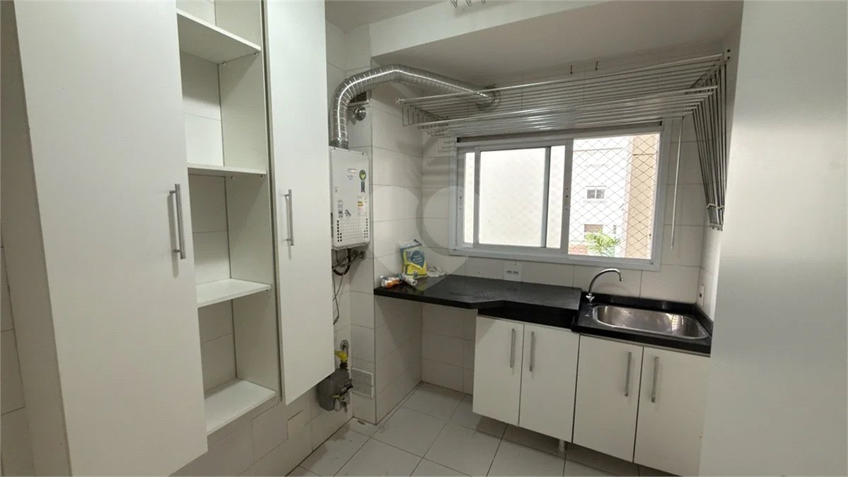Apartamento de 155 m² com 4 dormitórios, varanda e 2 vagas de garagem. Condomínio com piscinas adulto, infantil e aquecida, lazer e portaria 24 horas.