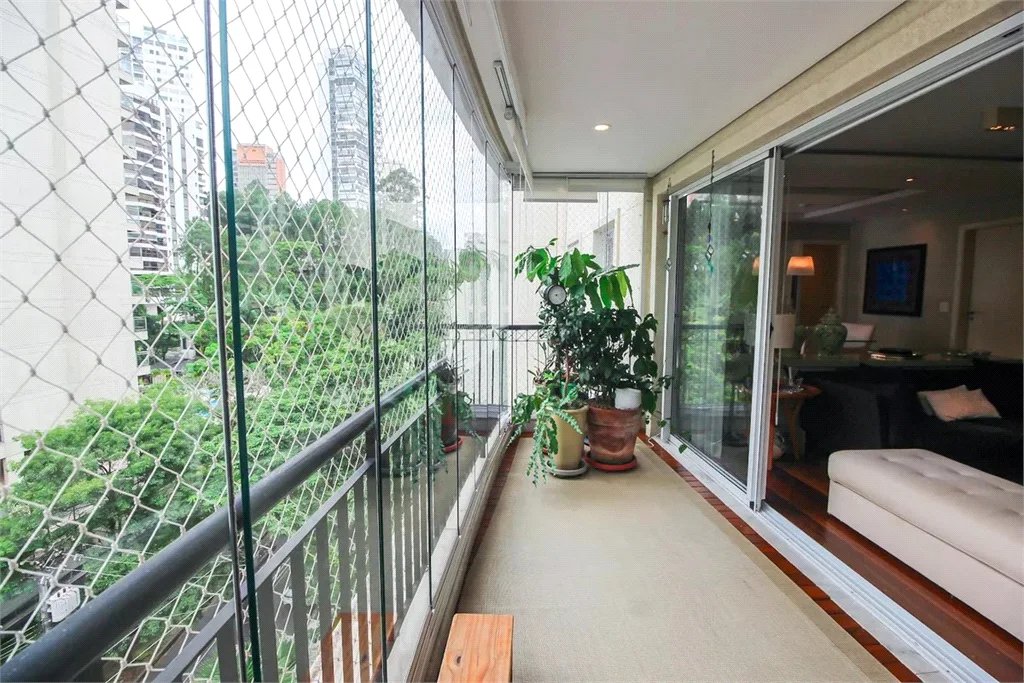 Apartamento à venda com 3 suítes em Real Parque, São Paulo, SP