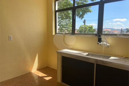 Sobrado à venda com 3 quartos, sendo 1 suíte,  em Parque Maria Domitila, São Paulo, SP