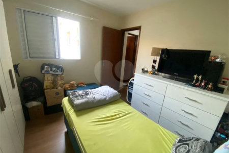 Casa à venda com 3 quartos, sendo 1 suíte, no condomínio Regina, São Paulo - SP