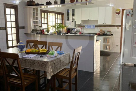 Casa à venda com 4 quartos, sendo 1 suíte, no Centro, Bom Jesus dos Perdões, SP
