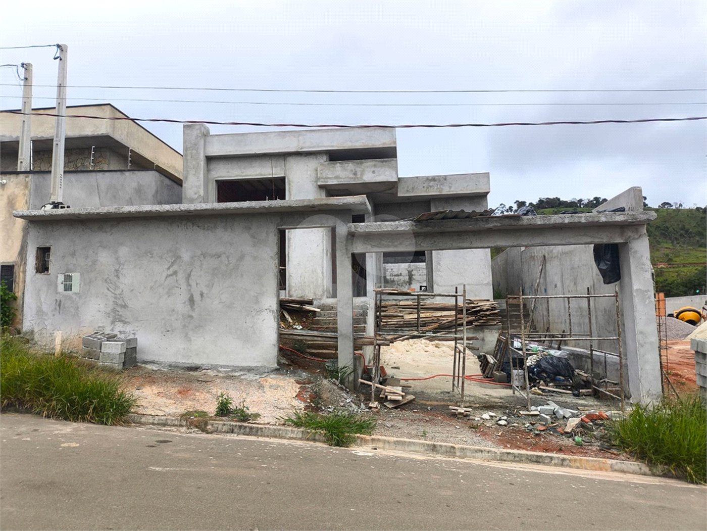 Casa à venda com 3 quartos, sendo 1 suíte, no condomínio Loteamento Parque Residencial Serras de Atibaia Ii, Atibaia - SP