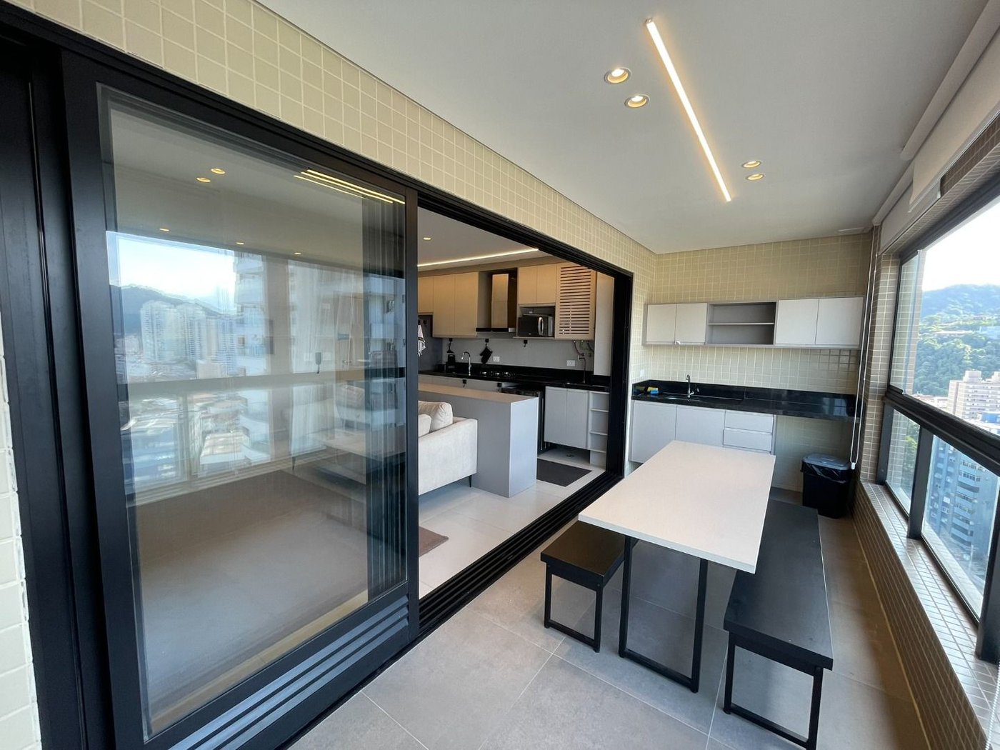 Apartamento 2 dormitórios (1 suíte), porteira fechada, 1 vaga demarcada, no José Menino, Santos