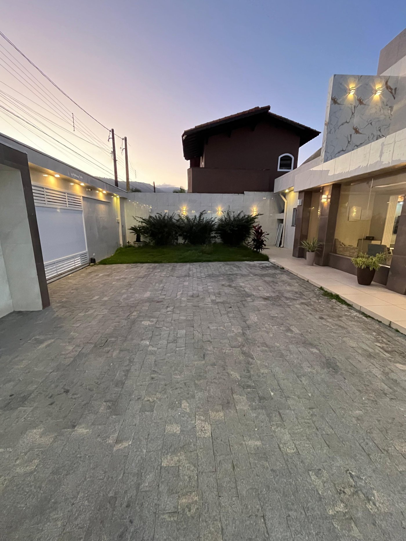 Casa à venda com 8 quartos, sendo 2 suítes, em Flórida, Praia Grande, SP