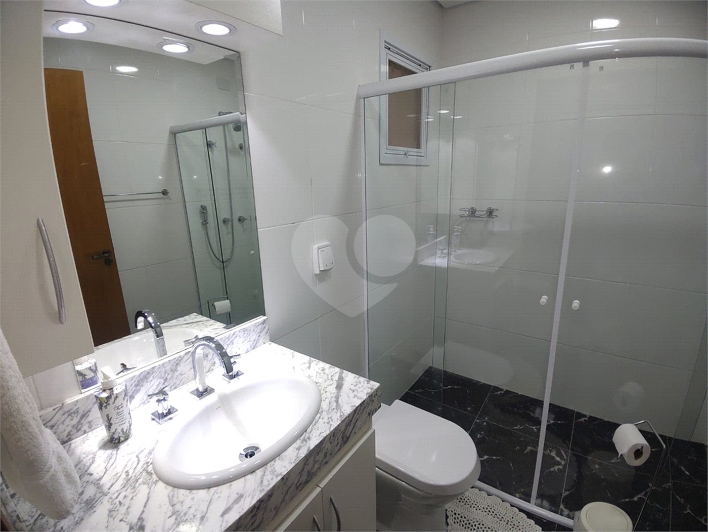 Casa à venda com 2 suítes no condomínio Morada das Hortênsias, São Paulo - SP