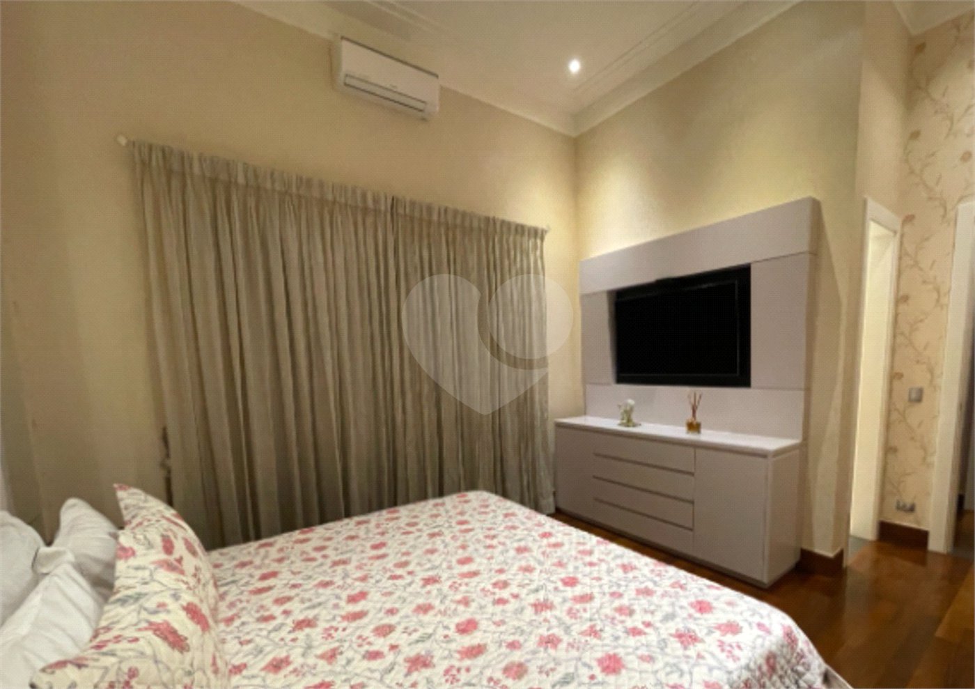Casa à venda com 4 suítes no condomínio Halvétia Country Residencial, Indaiatuba - SP