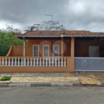 Casa para alugar com 3 quartos, sendo 1 suíte, no condomínio Santa Mônica, Atibaia - SP
