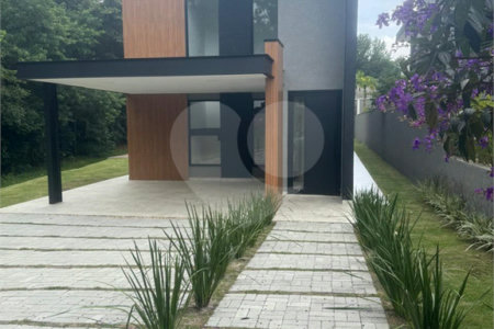 Casa à venda com 4 suítes no condomínio Figueira Garden, Atibaia - SP