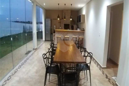 Casa à venda com 5 quartos, sendo 4 suítes, no condomínio Village Saint Charbel, Araçoiaba da Serra - SP