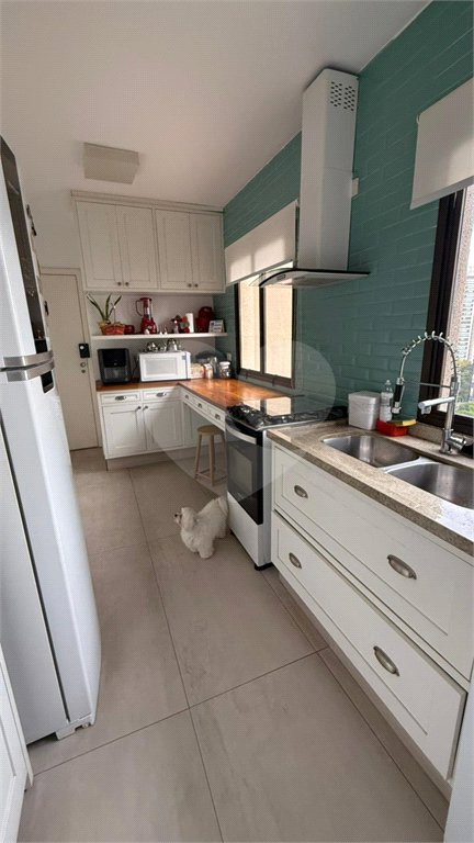 Apartamento de 130 m² com três dormitórios, sendo uma suíte, com armários embutidos, dependências de empregado e lavabo